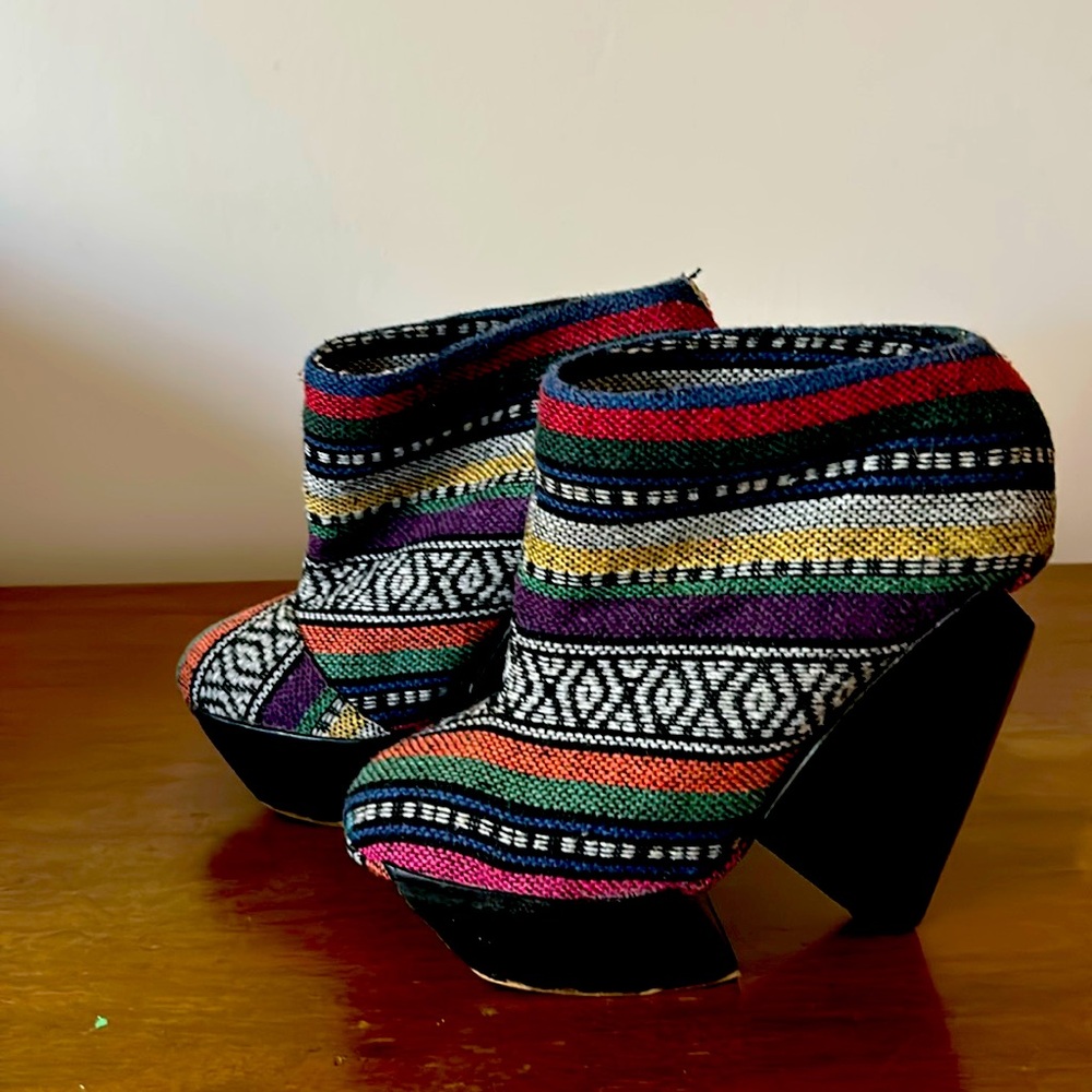 Unique triangle wedges